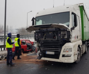 Szok! Wjechał pod prąd na drogę ekspresową, auto w czołówce zmasakrował TIR