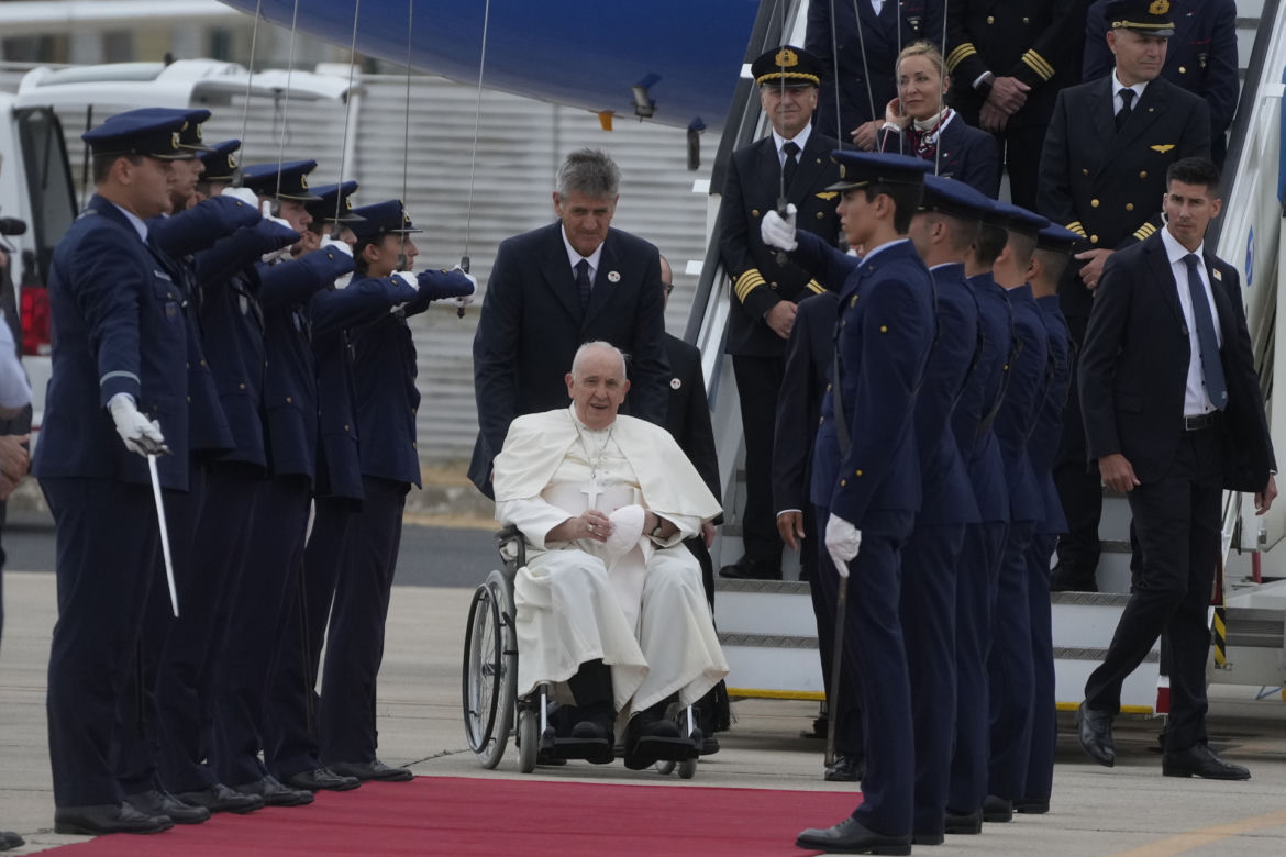 Papież na wózku inwalidzkim! Niepokojący stan zdrowia Franciszka
