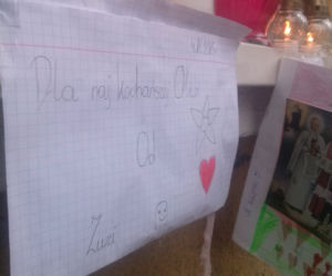 Przed blokiem, w którym zginęła kobieta i dwoje dzieci mieszkańcy zostawiają kartki