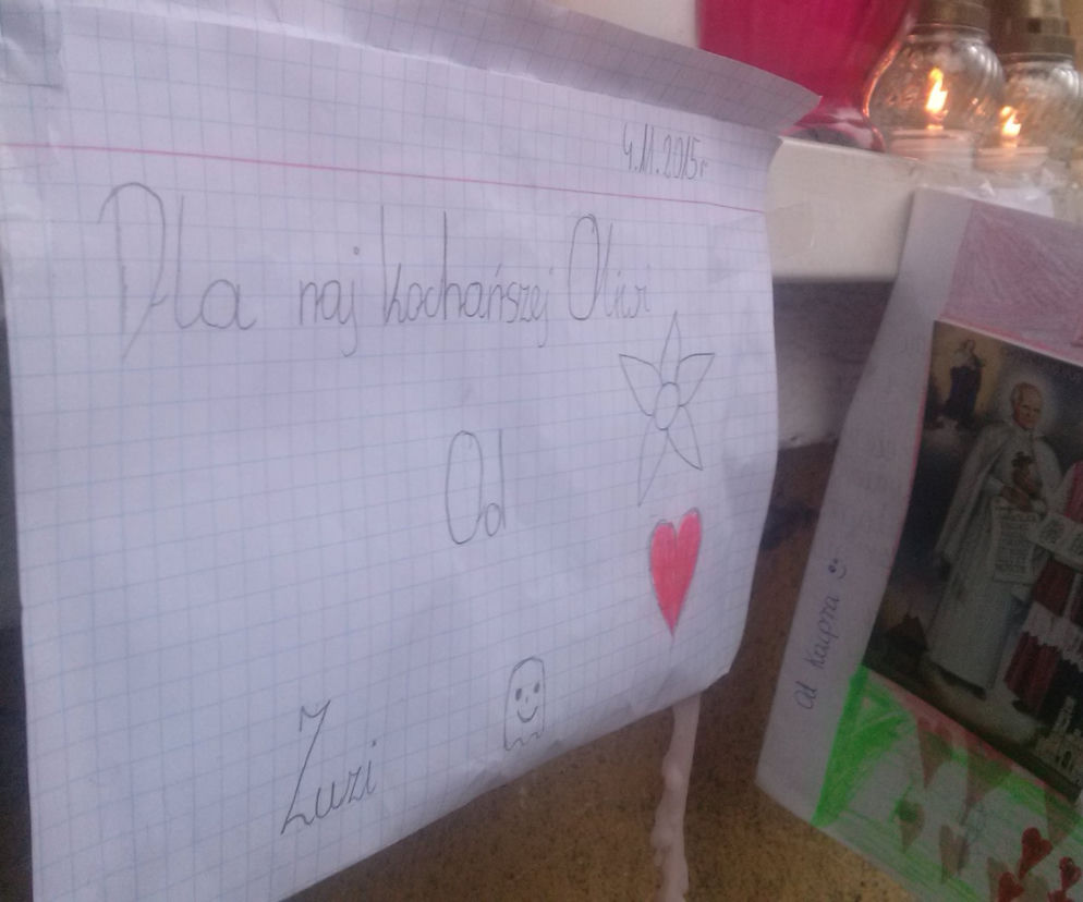 Przed blokiem, w którym zginęła kobieta i dwoje dzieci mieszkańcy zostawiają kartki
