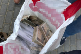 Chciał uciec z reklamówką wypchaną pieniędzmi. Oszust zatrzymany na gorącym uczynku