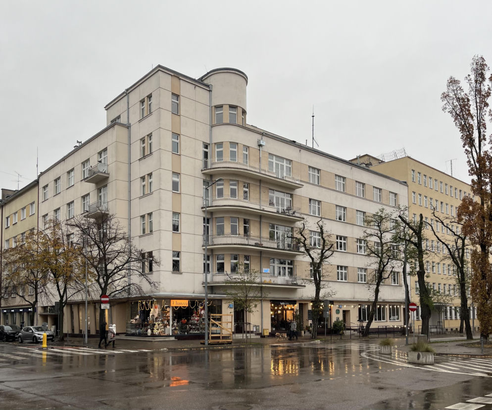 Jasna kamienica z zaokrąglonymi balkonami w centrum Gdyni. O wpisie miasta na listę UNESCO przeczytasz w serwisie Architektura.
