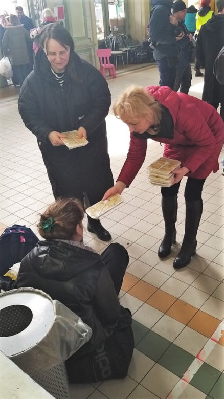 Pielęgniarki rozdały uchodźcom z Ukrainy 2910 własnoręcznie ulepionych pierogów [GALERIA]