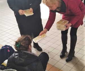Pielęgniarki rozdały uchodźcom z Ukrainy 2910 własnoręcznie ulepionych pierogów [GALERIA]