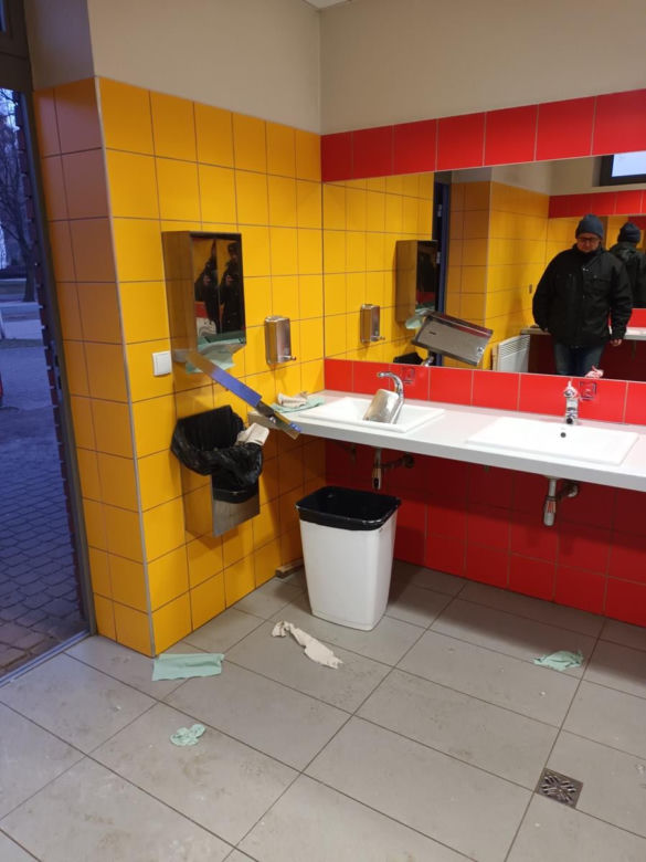  Nastolatkowi jak tsunami przeszli przez toaletę. Zniszczenia sięgają 15 tysięcy!