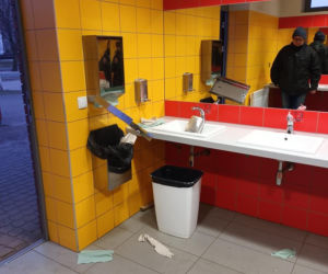  Nastolatkowi jak tsunami przeszli przez toaletę. Zniszczenia sięgają 15 tysięcy!