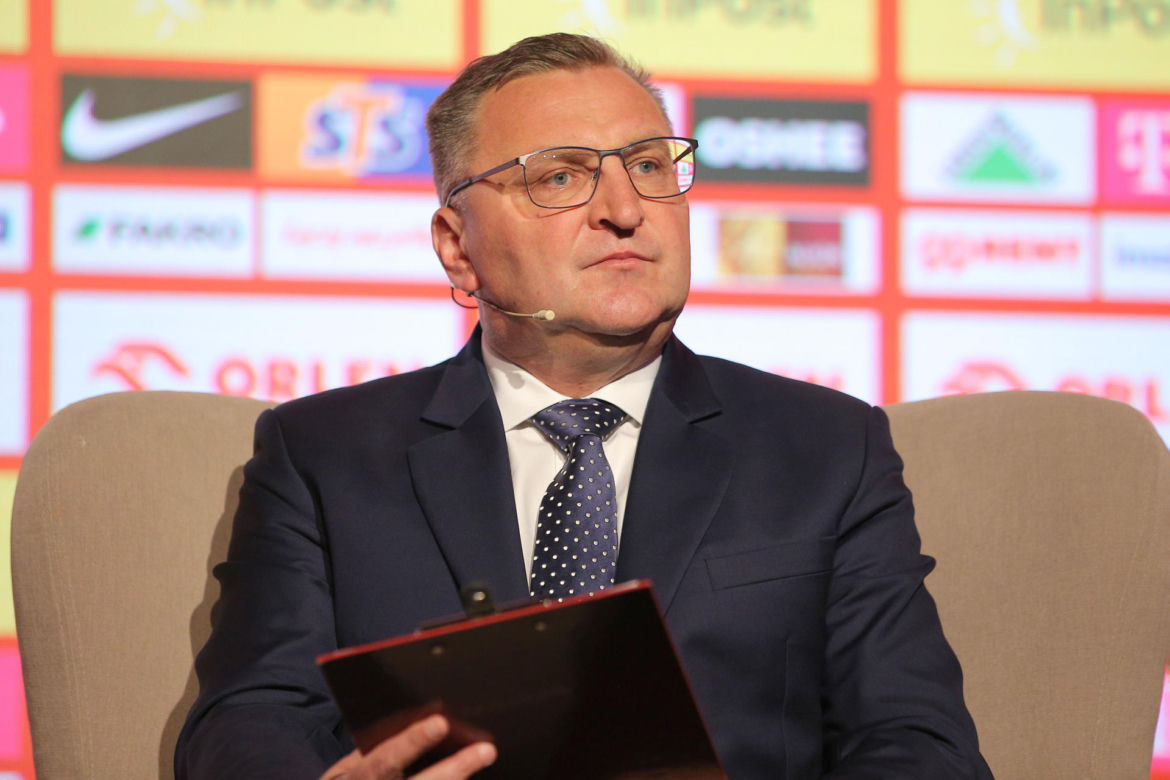 Czesław Michniewicz na spacerze z psem