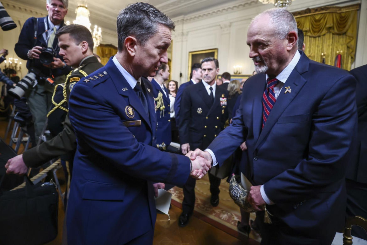 Ludzie poruszeni wyczynem żołnierza, którego pośmiertnie odznaczył Trump