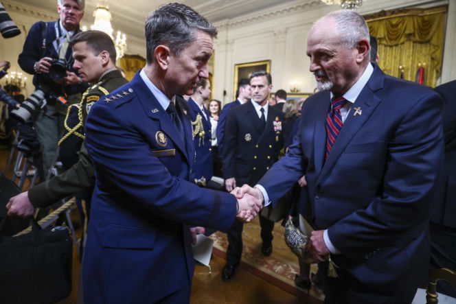 Ludzie poruszeni wyczynem żołnierza, którego pośmiertnie odznaczył Trump