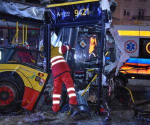 Autobus miejski uderzył w słup