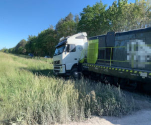 Groza na przejeździe kolejowym w Bielawach. Ciężarówka zderzyła się z lokomotywą