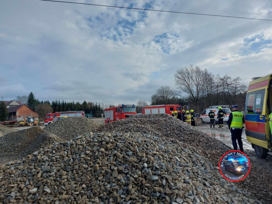 Nieszczęśliwy wypadek koło Tuchowa. Kierowca ciężarówki został porażony prądem