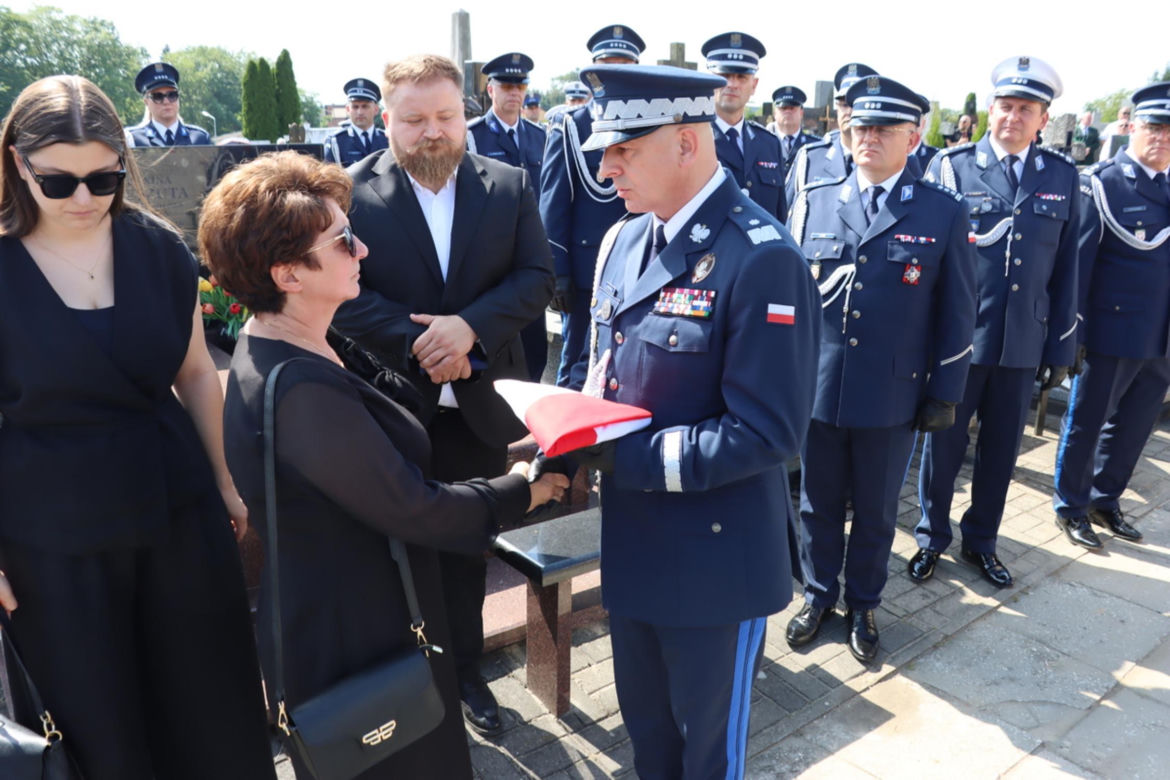 Pogrzeb policjanta, który zmarł po interwencji. Polska Policja pożegnała asp. sztab. Bogdana Orzeszka
