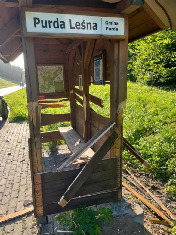 Wandale zniszczyli drewniane przystanki autobusowe