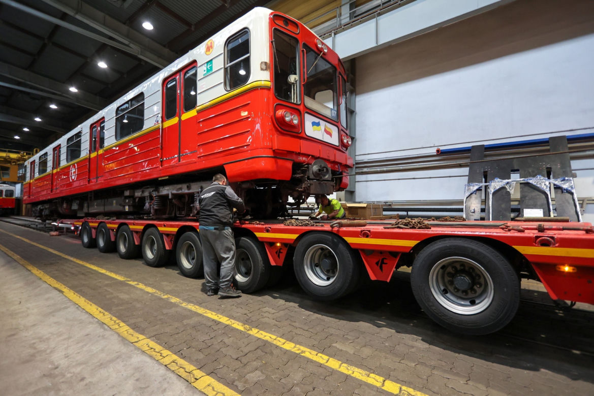 Stare wagony metra wyruszyły w drogę. Jadą na wschód
