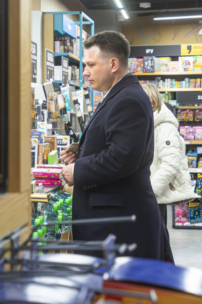 Sławomir Mentzen na zakupach w galerii