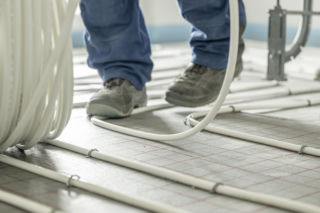 Ogrzewanie podłogowe wodne – zalety i wady systemów mokrych i suchych