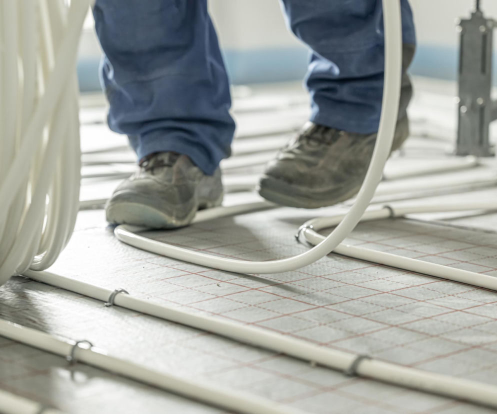 Mokre czy suche ogrzewanie podłogowe wodne – co wybrać?