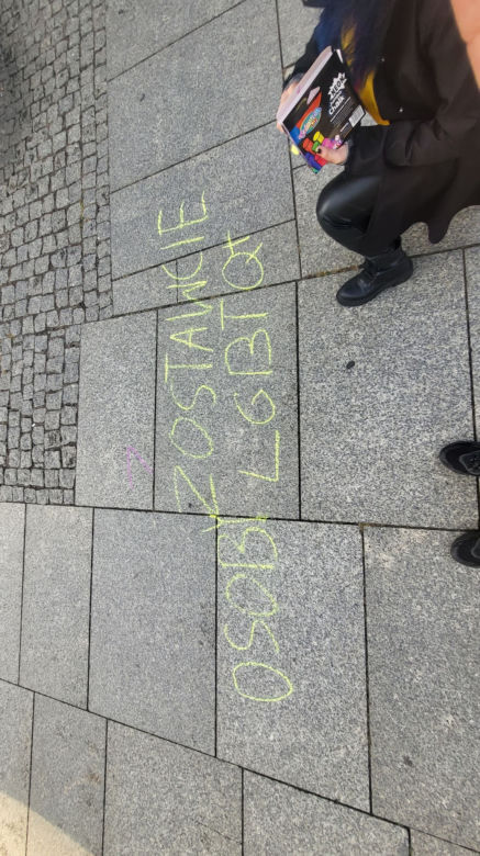 17-letnia Malwina namalowała kredą hasła o pedofilii. Do akcji wkroczyła policja