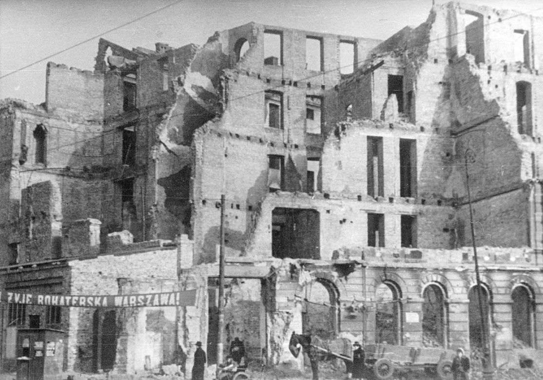 Róg ul. Marszałkowskiej i ul. Koszykowej. Widoczny transparent z napisem: "Niech żyje bohaterska Warszawa!",1945.