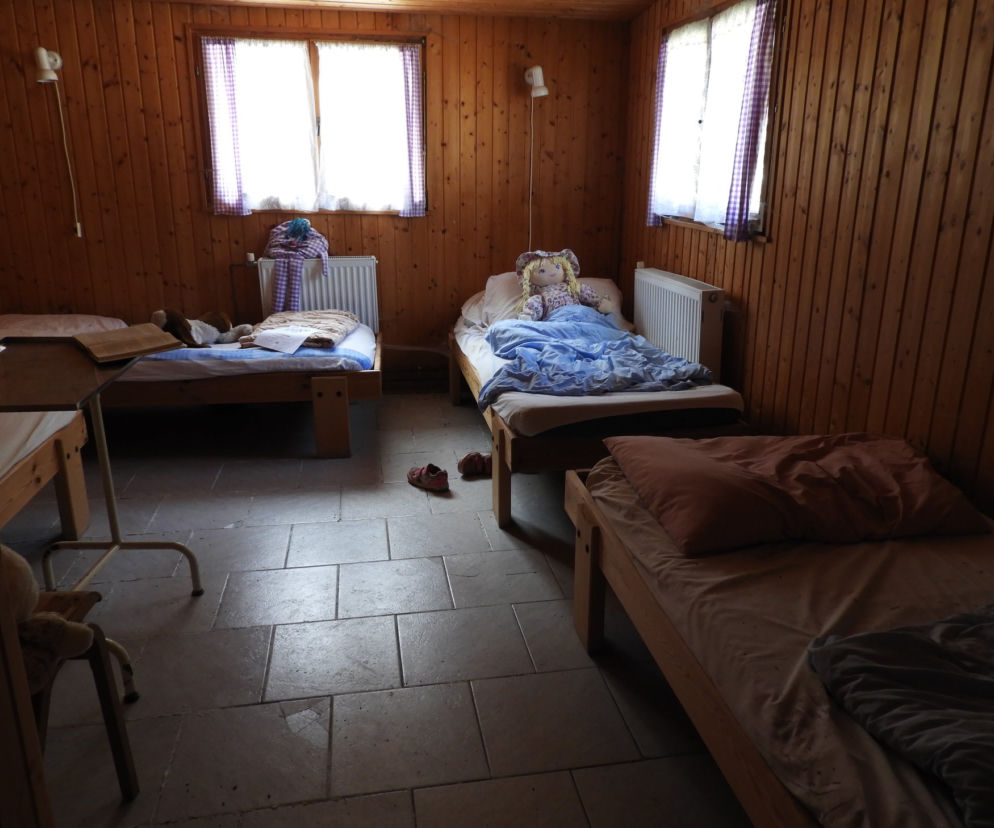 Lalka śpiąca w łóżku i urządzenia rehabilitacyjne. Co znajduje się w opuszczonym sanatorium przy polskiej granicy! [ZDJĘCIA]