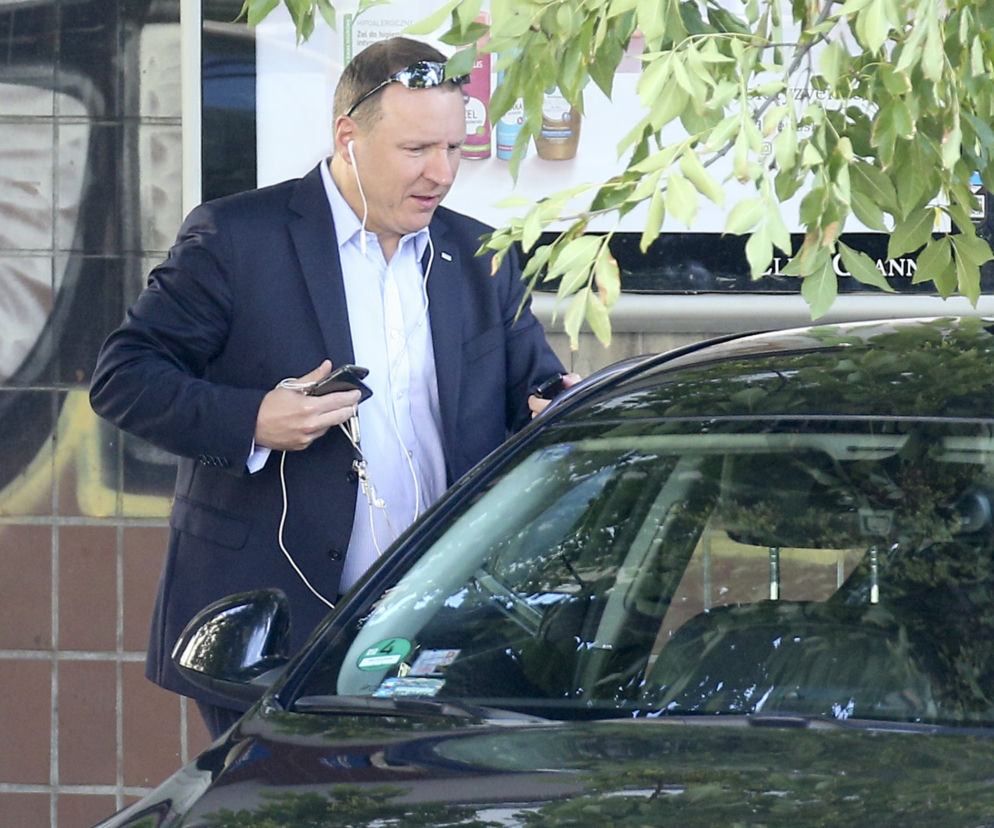 Kurski rozmawia przez 3 telefony