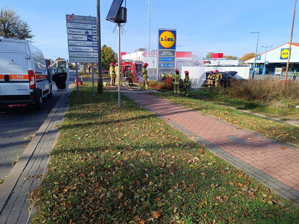 Puławy. Kierowca audi zasłabł i wjechał w paczkomat uszkadzając zawór gazu. Ewakuacja sklepu Lidl