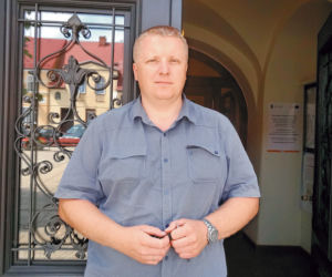 Strażniczka pozwała pana Emila, bo sprawdzał jak pracuje