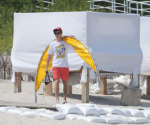 Antek Królikowski i Julia Wieniawa wypoczywają na plaży w Juracie