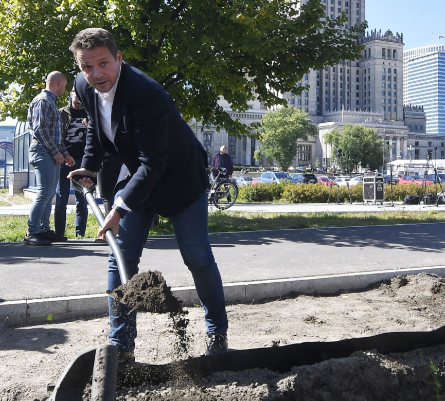 Trzaskowski z łopata w centrum miasta