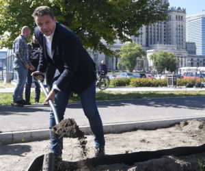 Trzaskowski z łopata w centrum miasta
