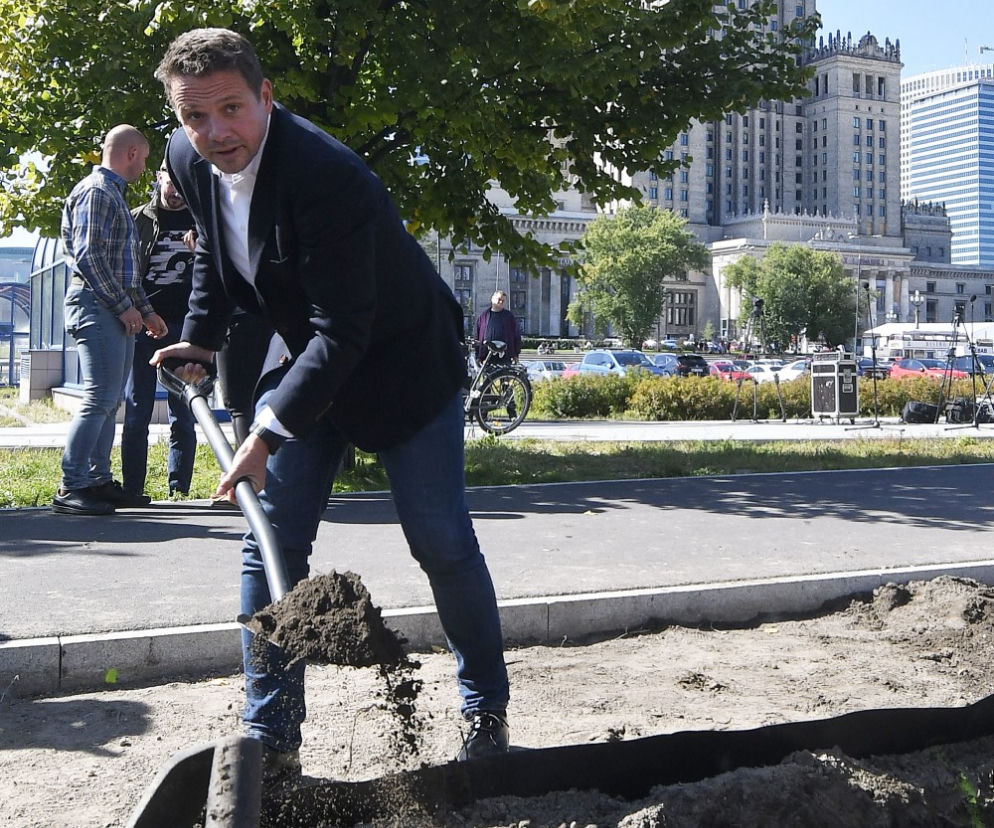 Trzaskowski z łopata w centrum miasta