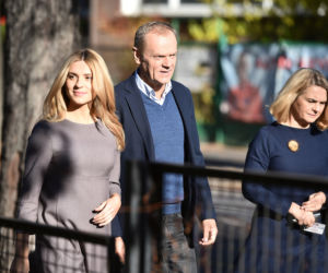 Donald Tusk głosuje wraz z rodziną
