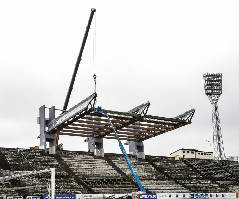 Demontaż dachu na stadionie w Szczecinie