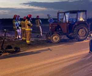 Nastolatek przejechany przez ciągnik w Wilanowie. Dwóch 14-latków na jednej hulajnodze zderzyło się z traktorem
