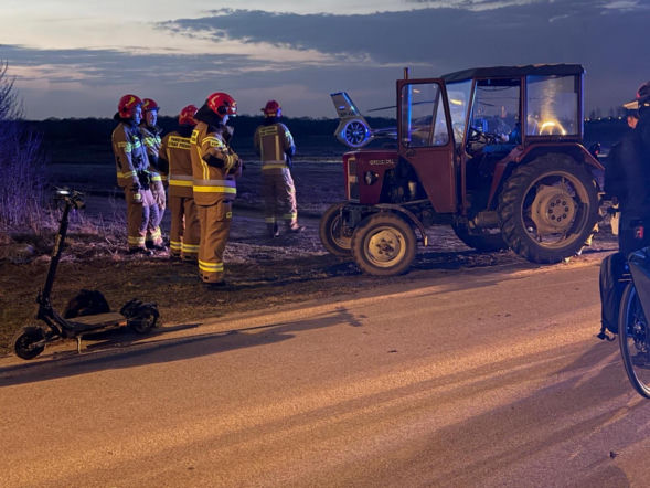 Nastolatek przejechany przez ciągnik w Wilanowie. Dwóch 14-latków na jednej hulajnodze zderzyło się z traktorem