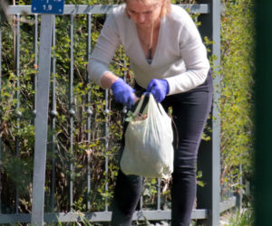 Małgorzata Tusk pielęgnuje teren wokół domu