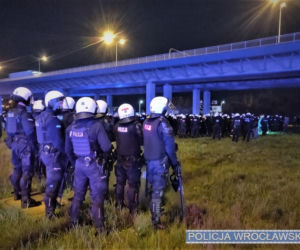Derby Dolnego Śląska: Kibice zgromadzili się pod stadionem. W kierunku policjantów poleciały race 