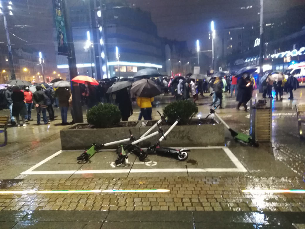 Wojedzówki strajk kobiet w Katowicach. Gigantyczne tłumy na rynku. "To jest WOJNA" [ZDJĘCIA]