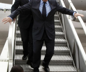 Nicolas Sarkozy na lotnisku w Rwandzie 