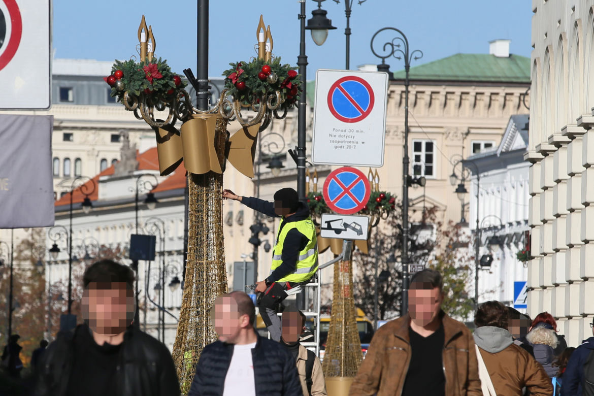 Warszawa rozwiesza świąteczną iluminację mimo wysokich cen prądu. Rafał Trzaskowski odpowiada