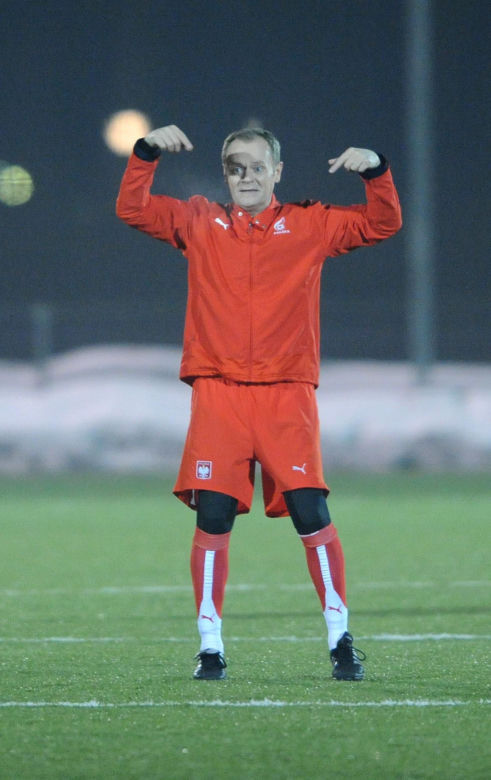 Donald Tusk gra w piłkę