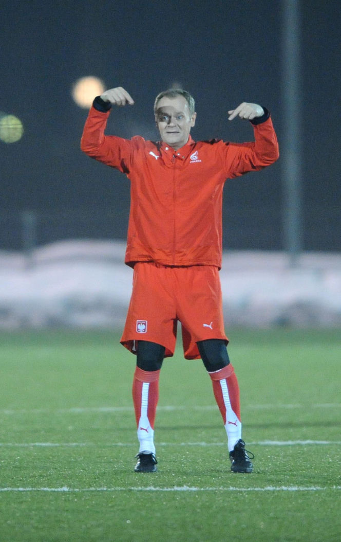Donald Tusk gra w piłkę