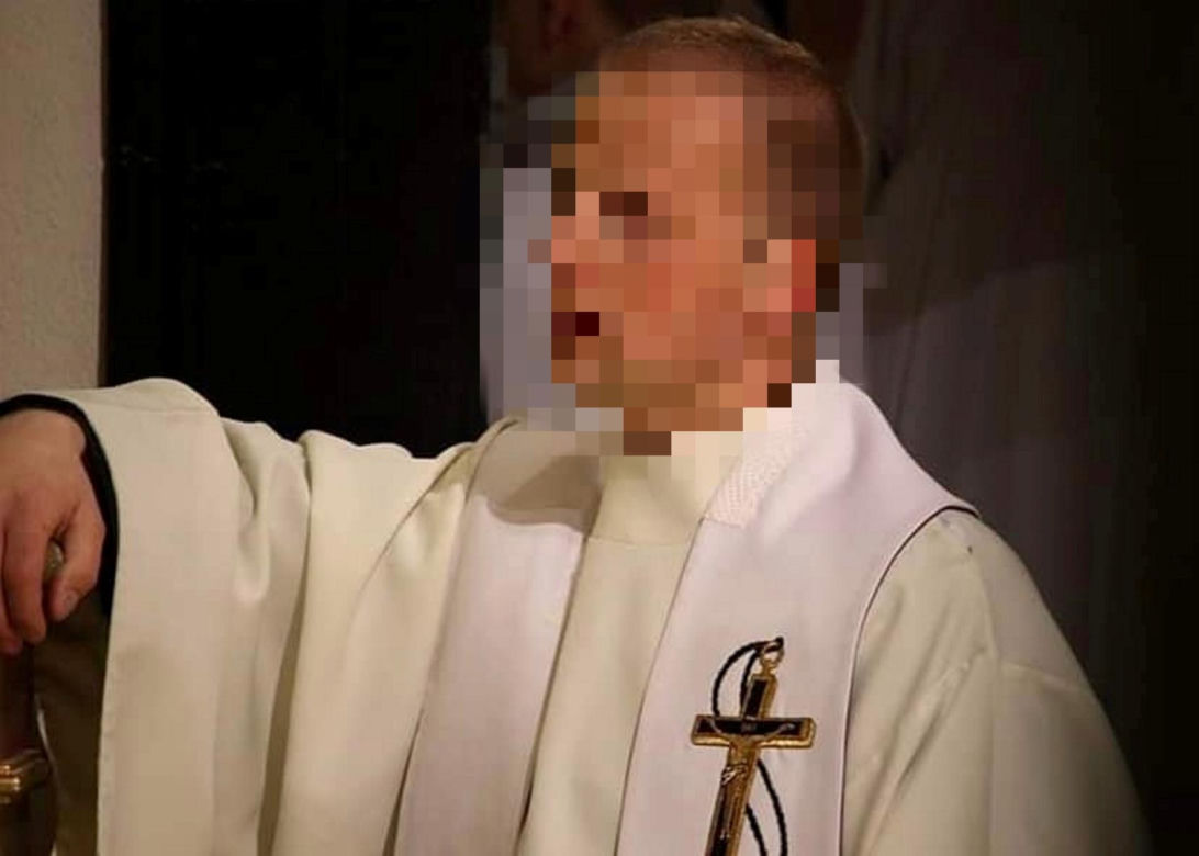 Ksiądz Artur próbował nagrać nagiego mężczyznę. Ruszył proces