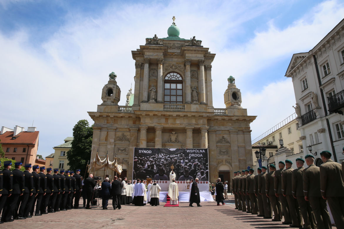 Centralna procesja Bożego Ciała w Warszawie. Ołtarze nawiązywały do wojny