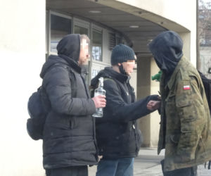 Trzech mężczyzn zrobiło sobie libację w centrum