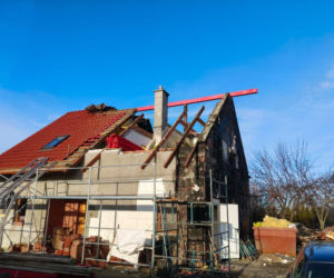 Dom Państwa Wysockich po pożarze - pierwsze prace to remont dachu