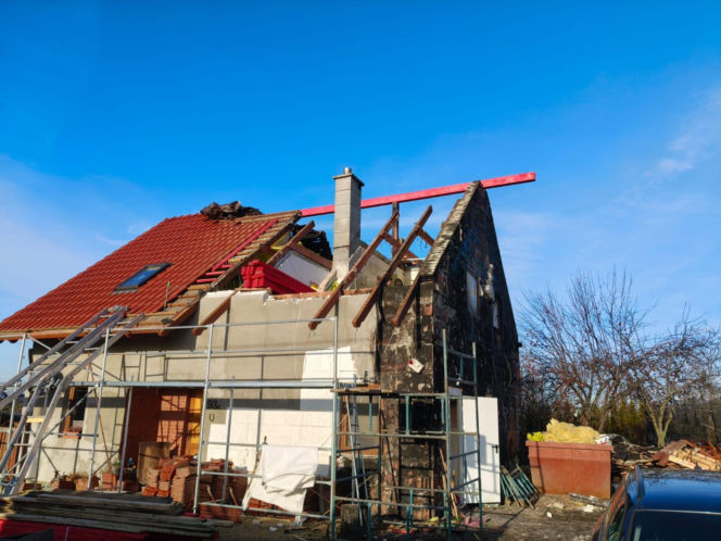 Dom Państwa Wysockich po pożarze - pierwsze prace to remont dachu