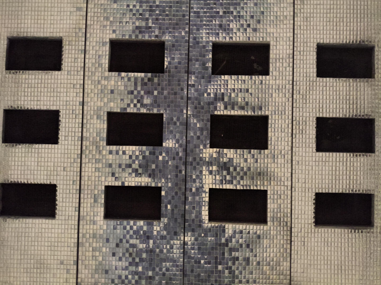 Mozaiki Wojciecha Fangora na dworcu Warszawa Śródmieście