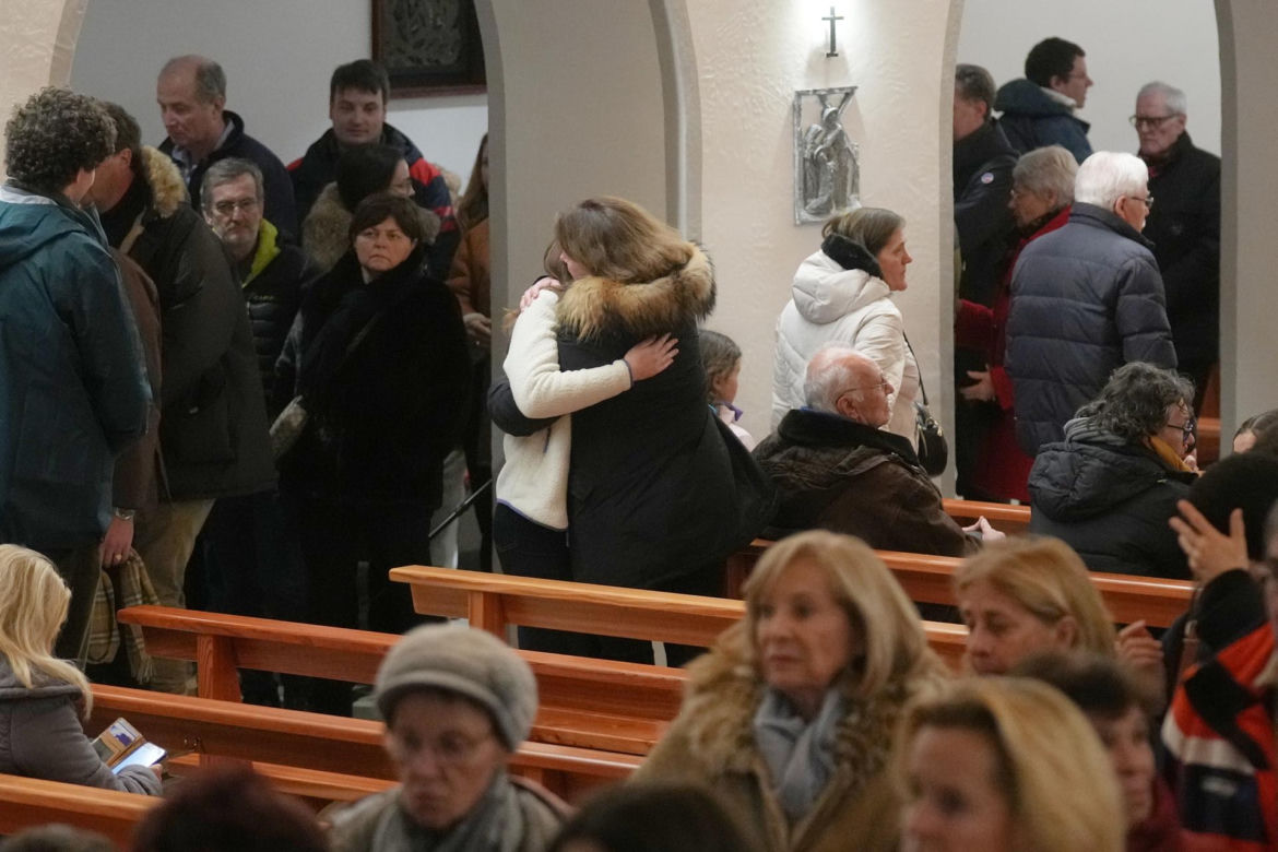 Szwajcaria. Śmiertelny pożar w kurorcie Crans-Montana. Ludzie modlą się za zmarłych i przynoszą kwiaty [ZDJĘCIA].